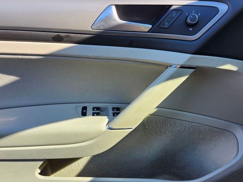 Used 2016 Volkswagen Golf S image 28