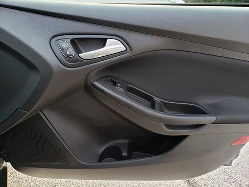 Used 2018 Ford Focus SE w/ SE Appearance Package image 18