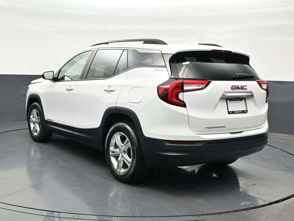Used 2024 GMC Terrain SLE w/ Driver Convenience Package FWD image 3