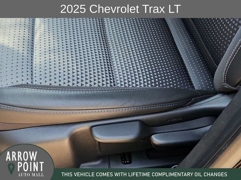 Used 2025 Chevrolet Trax LT FWD image 23