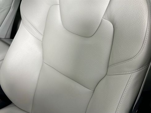 Used 2022 Volvo XC60 B5 Momentum w/ Protection Package Premier image 19