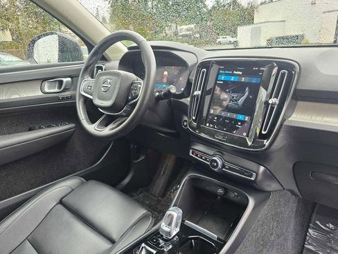 Used 2025 Volvo XC40 B5 Plus AWD/4WD image 12