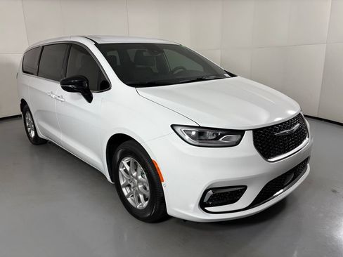New 2026 Chrysler Pacifica Select FWD image 2