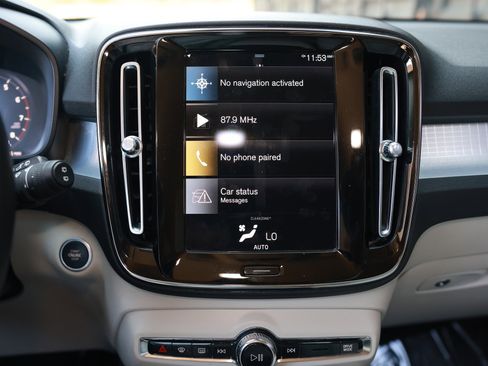 Used 2021 Volvo XC40 T4 Momentum w/ Protection Package Premier image 40