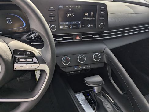 Certified 2025 Hyundai Elantra SE image 10