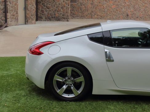 Used 2009 Nissan 370Z Touring RWD image 20