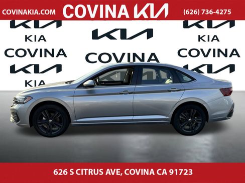 Used 2024 Volkswagen Jetta SE w/ Panoramic Sunroof Package image 5