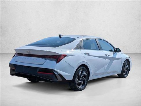 Used 2025 Hyundai Elantra SEL image 5