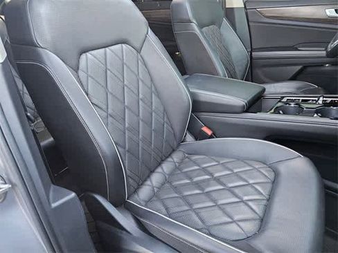 Used 2024 Volkswagen Atlas SEL Premium R-Line image 15