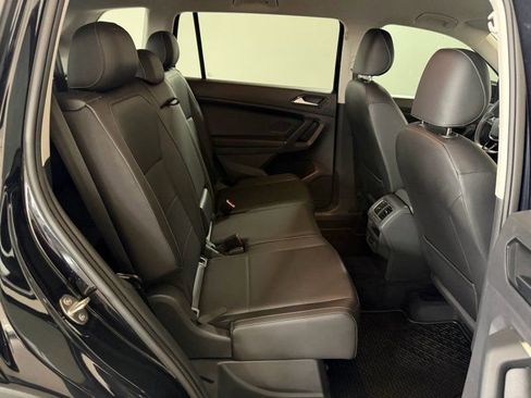 Used 2018 Volkswagen Tiguan SE FWD image 17