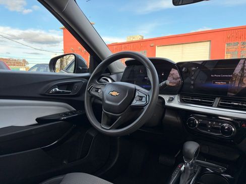 Used 2025 Chevrolet Trax LT image 32