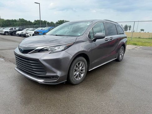 Used 2023 Toyota Sienna LE AWD/4WD image 3