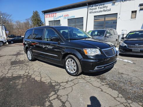Used 2015 Chrysler Town & Country Touring image 1