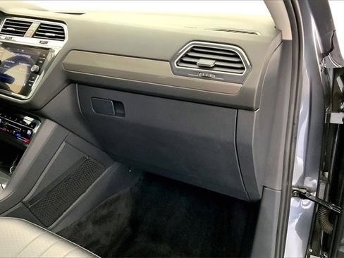 Used 2022 Volkswagen Tiguan SE w/ Panoramic Sunroof Package image 16