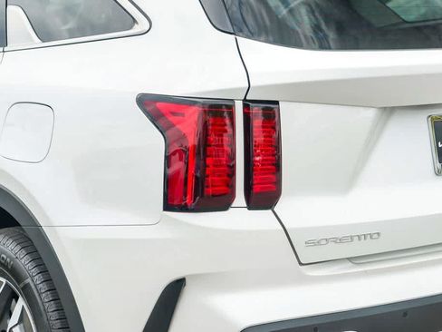 Certified 2023 Kia Sorento EX w/ Panoramic Sunroof Package FWD image 7