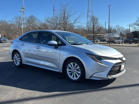 Used 2025 Toyota Corolla LE image 9
