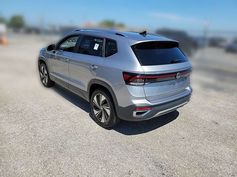 Used 2025 Volkswagen Taos SE AWD/4WD image 2