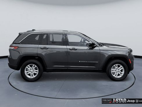 Used 2023 Jeep Grand Cherokee Laredo AWD/4WD image 4
