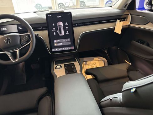 New 2025 Volvo EX90 Plus w/ Protection Package Premier image 28