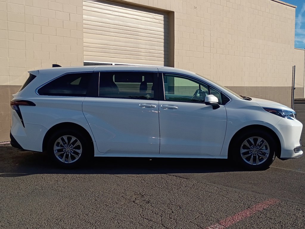 Used 2025 Toyota Sienna LE FWD image 3