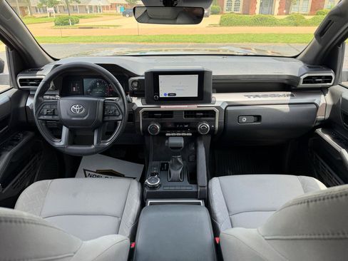 Used 2025 Toyota Tacoma SR5 AWD/4WD image 19
