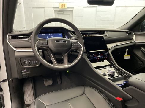 New 2025 Jeep Grand Cherokee Limited image 9