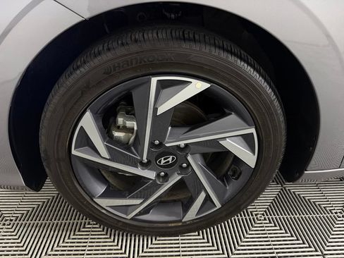 Used 2025 Hyundai Elantra Limited FWD image 11