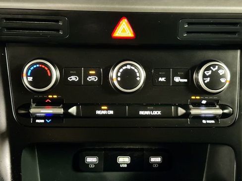 Used 2024 Kia Carnival LX image 15