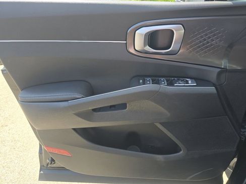 Used 2025 Kia Sorento LX FWD image 23