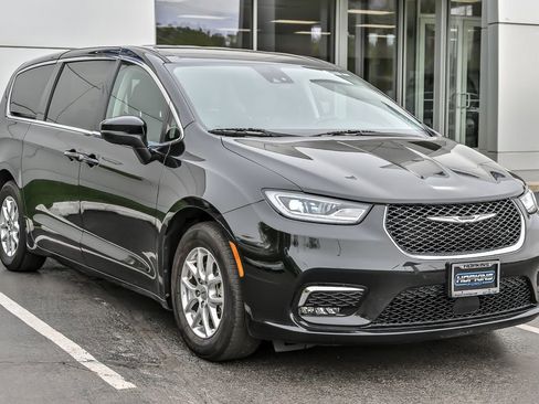 Used 2023 Chrysler Pacifica Touring-L FWD image 12