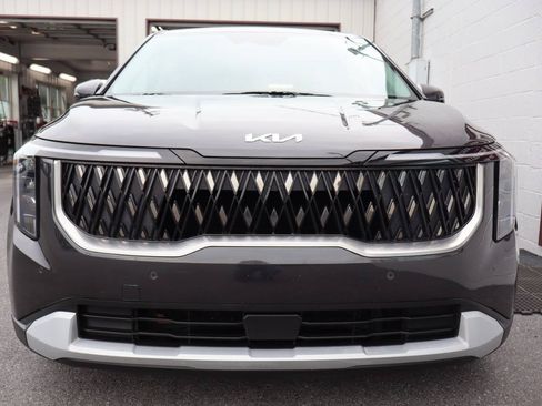 Used 2025 Kia Carnival FWD image 2