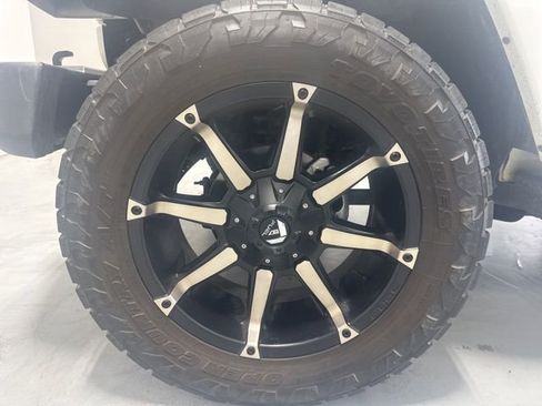 Used 2017 Jeep Wrangler Sahara w/ Connectivity Group image 10