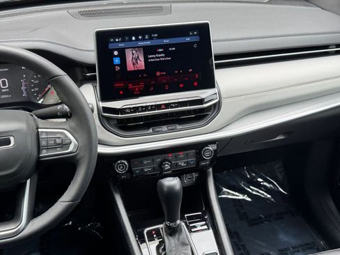 Used 2025 Jeep Compass Limited image 20