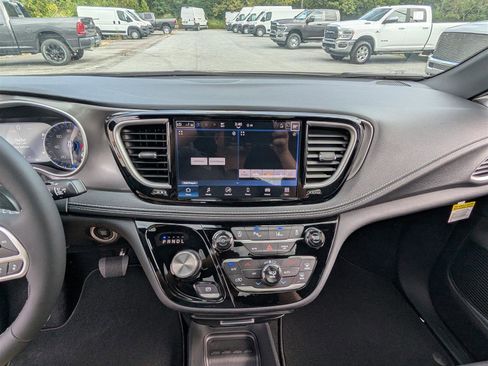 New 2026 Chrysler Pacifica Select image 14