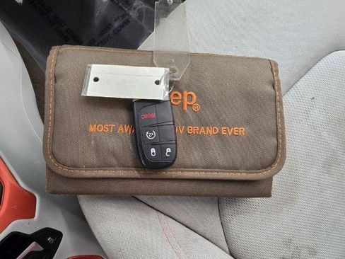 Used 2016 Jeep Renegade Latitude FWD image 23