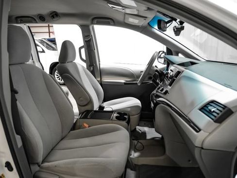 Used 2011 Toyota Sienna LE FWD image 33