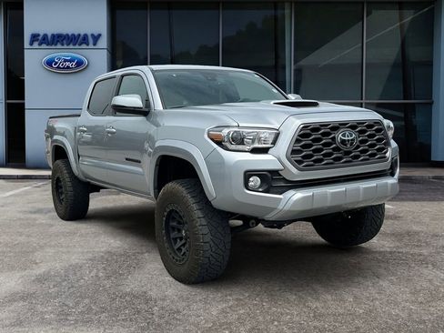 Used 2022 Toyota Tacoma TRD Sport w/ Technology Package AWD/4WD image 2