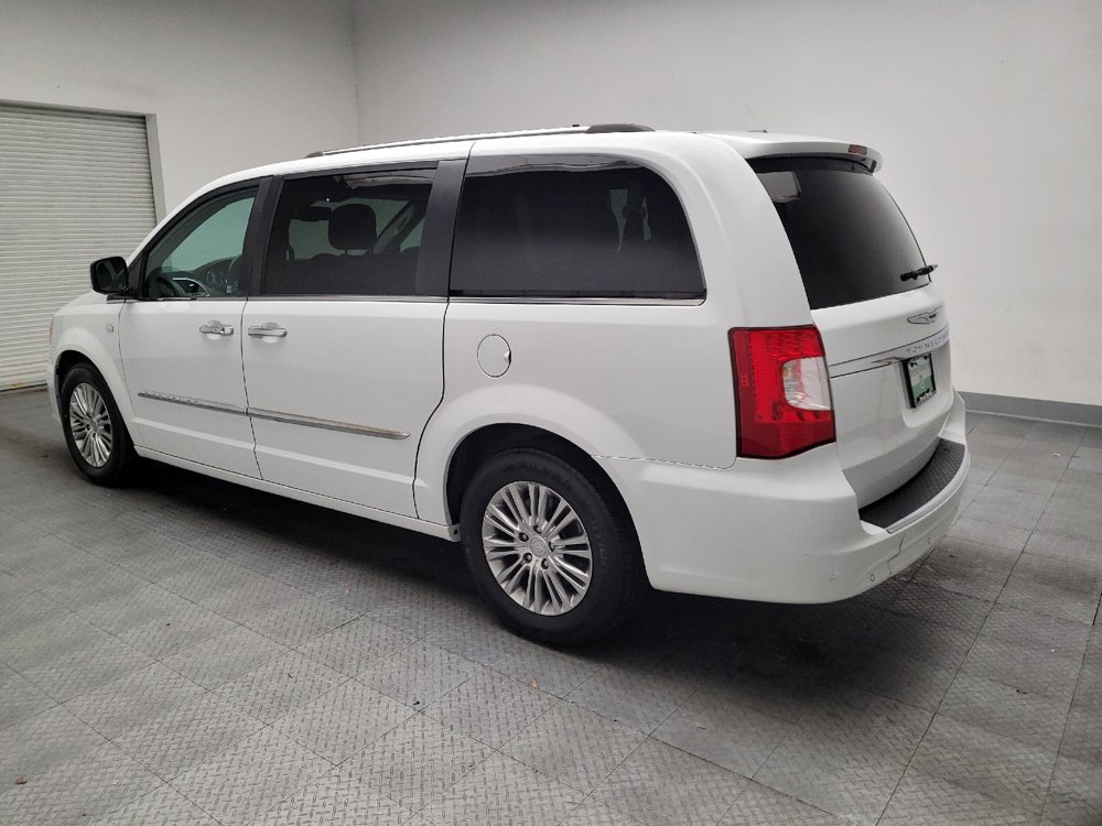 Used 2014 Chrysler Town & Country Touring-L FWD image 3