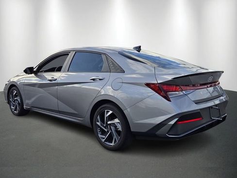 Used 2025 Hyundai Elantra Sport FWD image 3