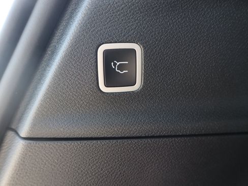 Used 2024 Chrysler Pacifica Premium FWD image 32