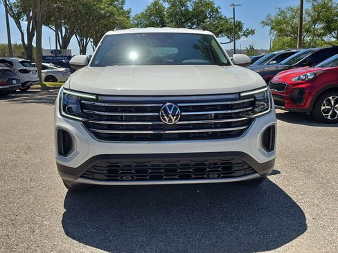 Used 2025 Volkswagen Atlas SE image 2