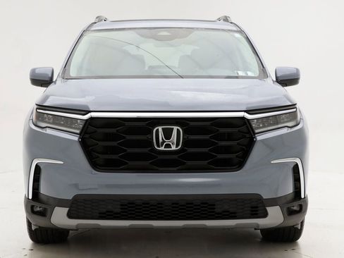 Used 2025 Honda Pilot Touring image 3