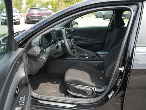 Used 2025 Hyundai Elantra Sport FWD image 11