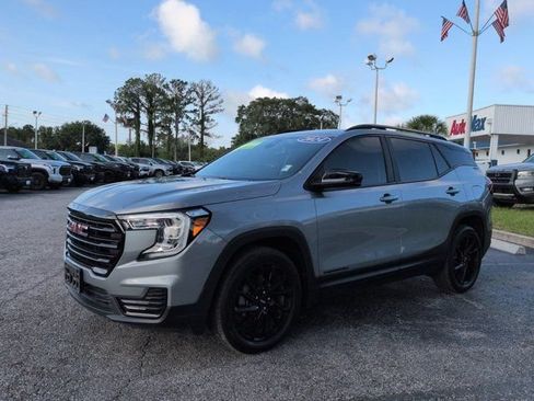 Used 2024 GMC Terrain SLE w/ Driver Convenience Package FWD image 8