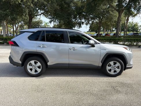 Used 2020 Toyota RAV4 XLE w/ Convenience Package AWD/4WD image 4