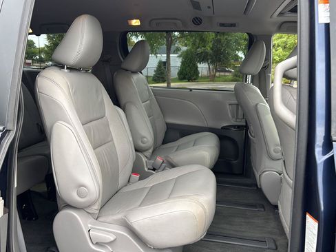 Used 2018 Toyota Sienna XLE Premium w/ Carpet Mat Package AWD/4WD image 12