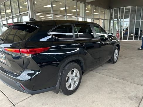 Used 2023 Toyota Highlander LE AWD/4WD image 3