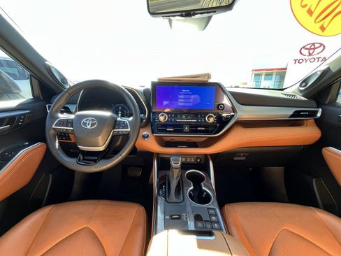 Used 2023 Toyota Highlander Platinum image 28