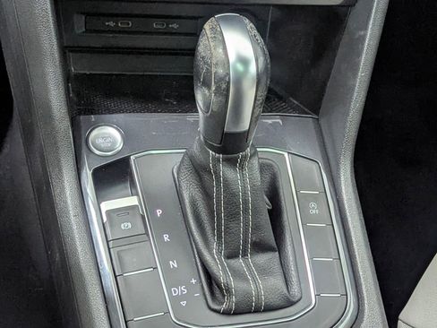 Used 2021 Volkswagen Tiguan SE w/ Panoramic Sunroof Package image 17