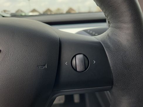 Used 2022 Tesla Model Y Long Range image 22